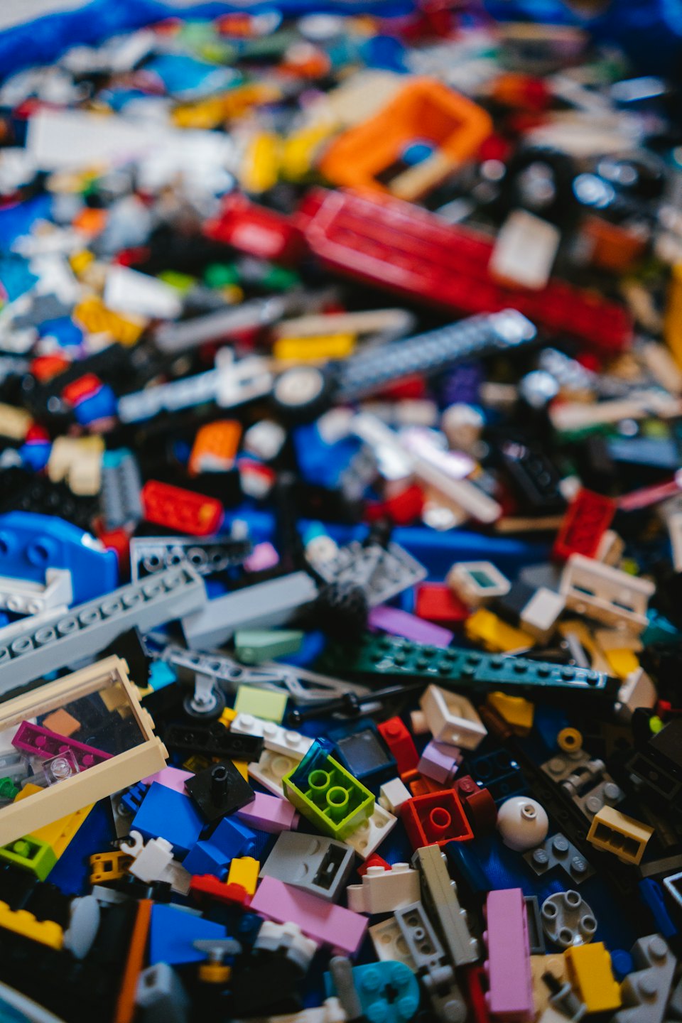 Kolorowe plastikowe klocki budowlane ułożone wysoko.